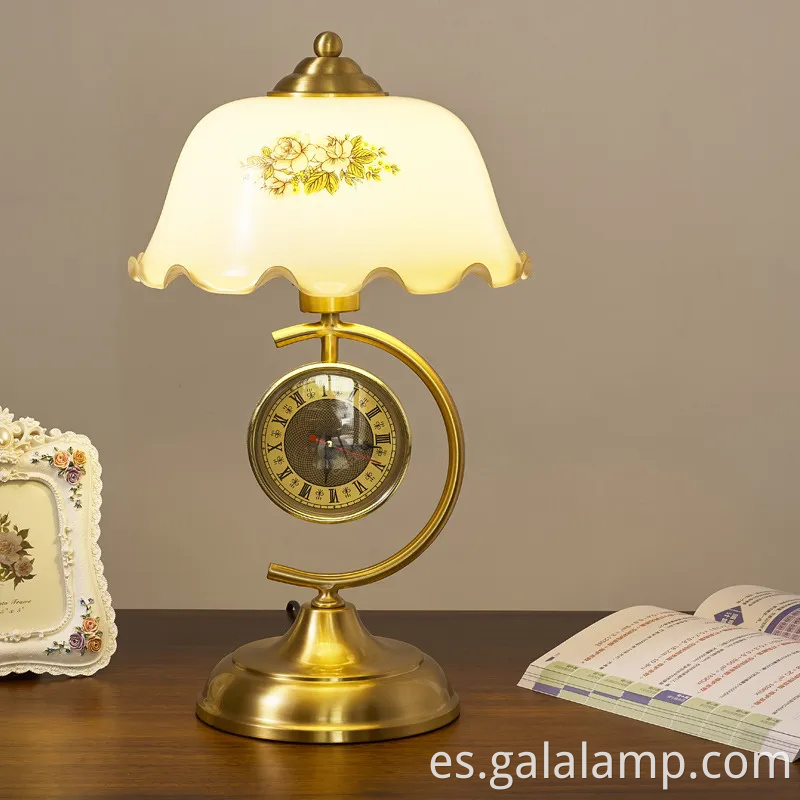 Retro elegante Europa Sala de estudio Display Lighting Shade Flower Metal Desk Lámpara de mesa de escritorio